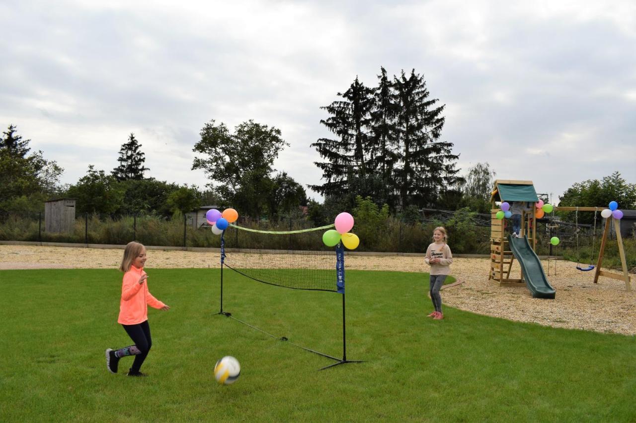 Boutique Odyseja & Spa Ciechocinek Exterior photo Children playing balloon tennis