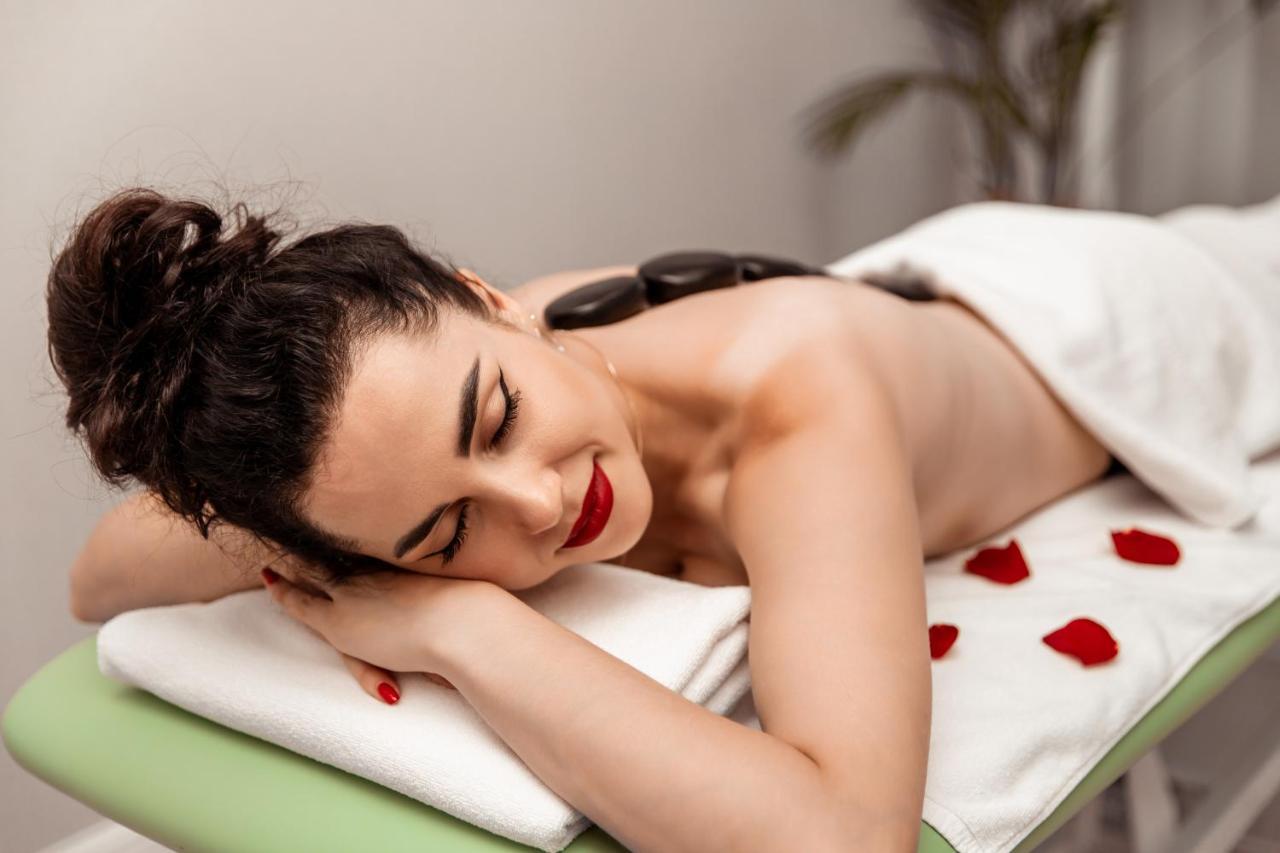Boutique Odyseja & Spa Ciechocinek Exterior photo A woman receiving a hot stone massage