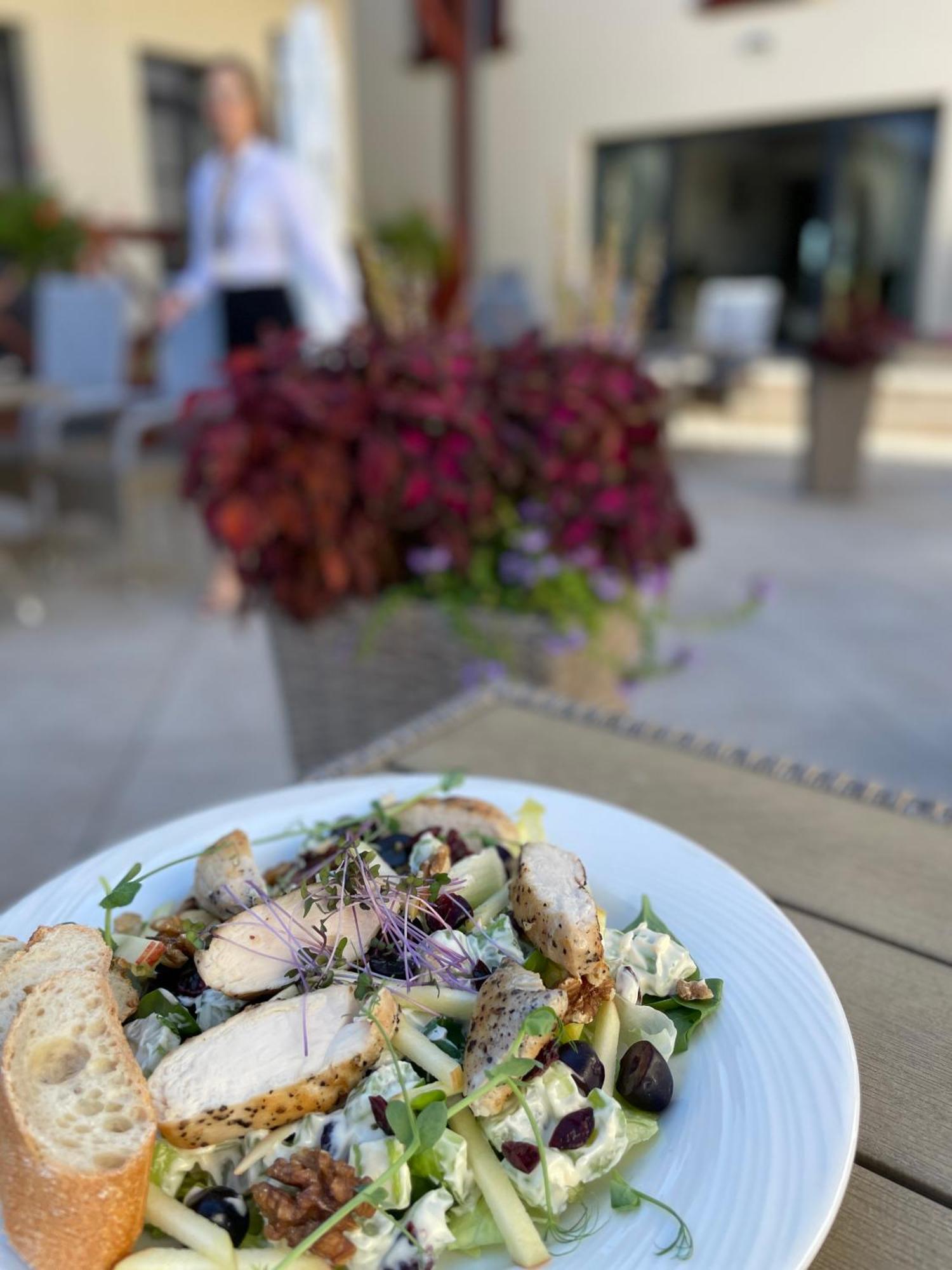 Boutique Odyseja & Spa Ciechocinek Exterior photo A salad at the restaurant