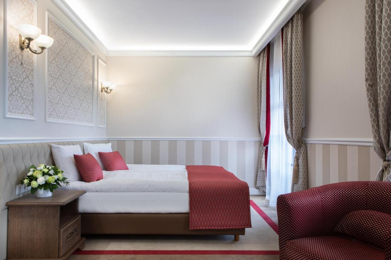 Boutique Odyseja & Spa Ciechocinek Exterior photo A room at the hotel
